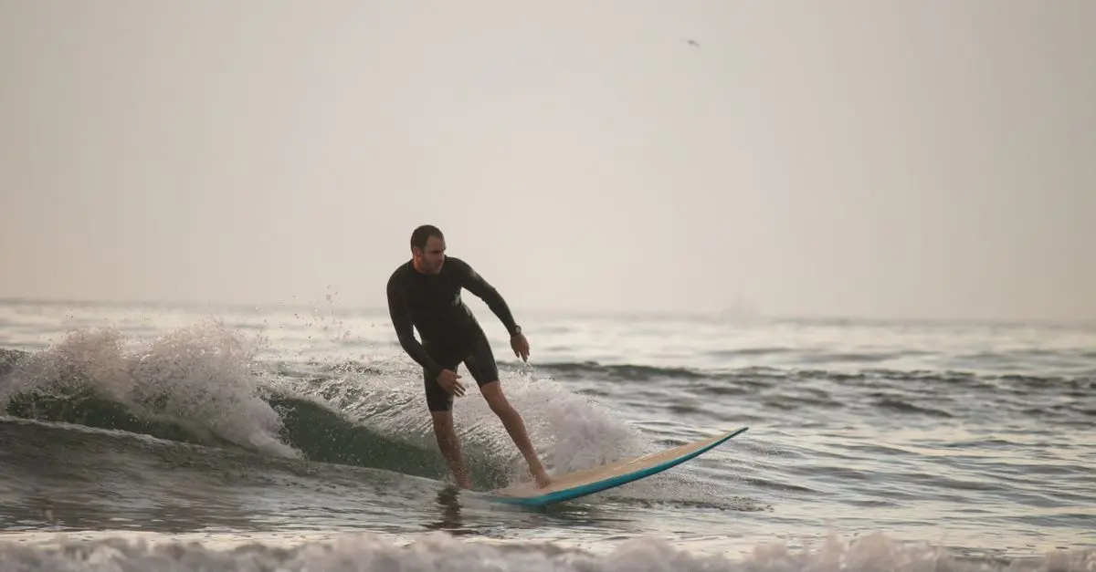 Comment choisir le bon équipement de surf pour débuter
