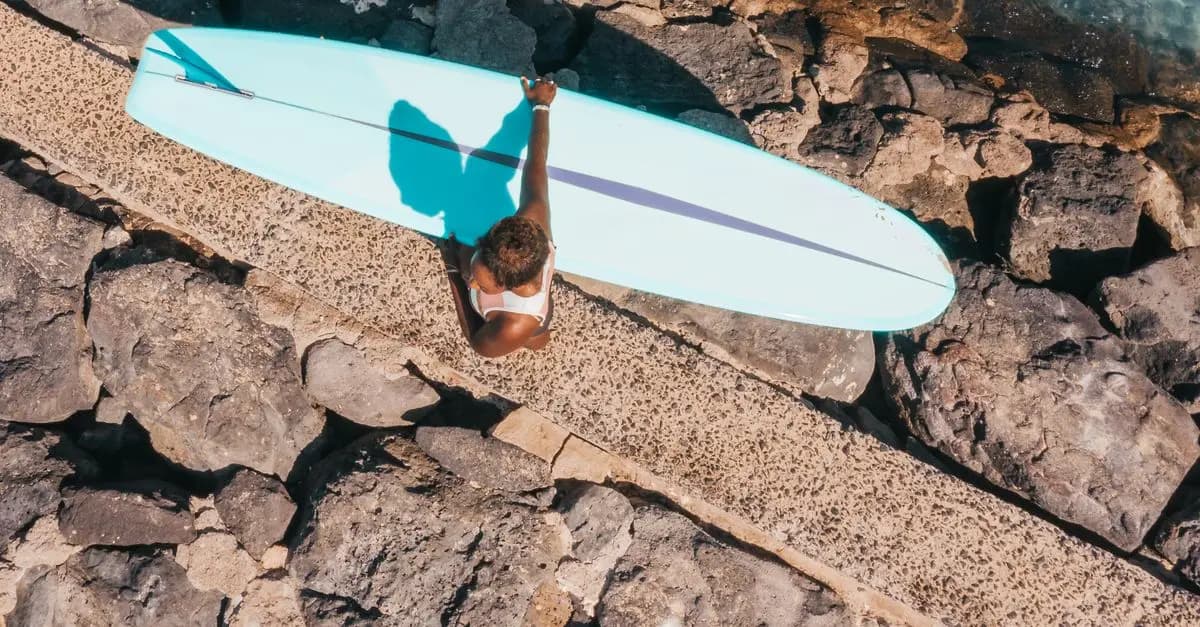 Comment choisir le bon équipement de surf pour débuter