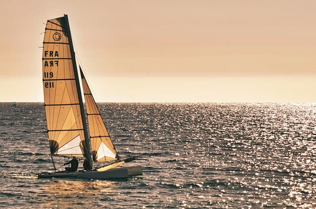 Comment choisir le bon équipement de voile pour débuter