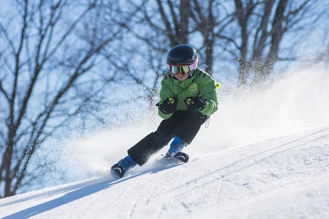 Comment choisir le bon matériel de ski pour votre niveau