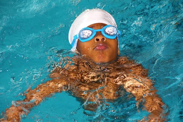Comment bien choisir son équipement de natation pour débutants